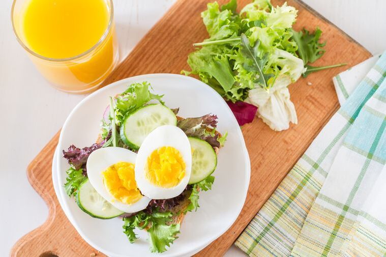 Bodring va qaynatilgan tuxum salatasi