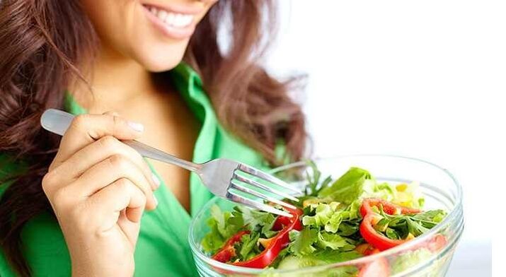 proteinli dietada sabzavotli salat yeyayotgan qiz